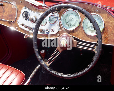 Volant et tableau de bord d'une MG britannique classique de voiture de sport produit TD 1949 - 1953 Banque D'Images