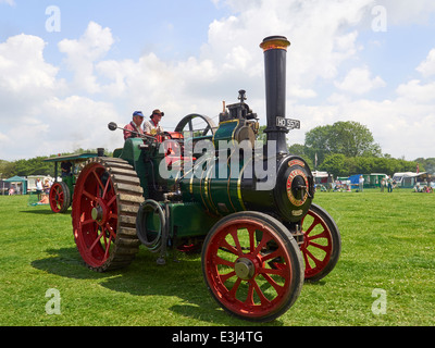 Les moteurs de traction à vapeur et de la vapeur sur les rouleaux à vapeur et d'un défilé vintage rally dans le Hampshire, en Angleterre, en juin 1014. Banque D'Images