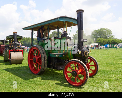 Les moteurs de traction à vapeur et de la vapeur sur les rouleaux à vapeur et d'un défilé vintage rally dans le Hampshire, en Angleterre, en juin 1014. Banque D'Images