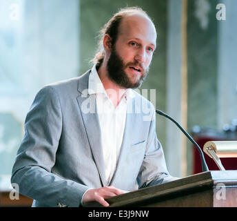 Luebeck, Allemagne. 22 Juin, 2014. Directeur artistique de Dikhas "Kai", la première galerie d'art contemporain dans le monde entier par les Sinti et Roms à Berlin, prononce une allocution lors de la présentation du prix d'Otto-Pankonk-activiste des droits de l'hongrois Jenoe Zsigo à Luebeck, Allemagne, 22 juin 2014. Le prix, doté de 15 000 euros, est décerné par la Fondation "en faveur de la population rom' de Guenter Grass et le SEI. Photo : Markus Scholz/dpa/Alamy Live News Banque D'Images