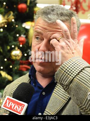 Madness singer Suggs signe son livre 'Fermer' qu'à motifs O'Connell Street... En vedette : Suggs Où : Dublin, Irlande Date : 28 Nov 2013 Banque D'Images