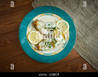 Flétan noir dans la crème de citron. servi avec légumes frais, citron Banque D'Images