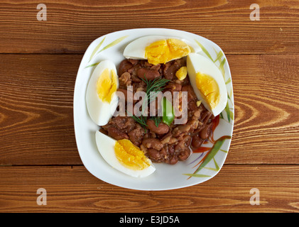 Ful égyptien - Foul Medemes soudanais,plat de purée de fèves cuites et servi avec de l'huile végétale, Banque D'Images
