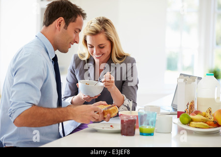 Couple de prendre le petit déjeuner ensemble avant de quitter pour le travail Banque D'Images