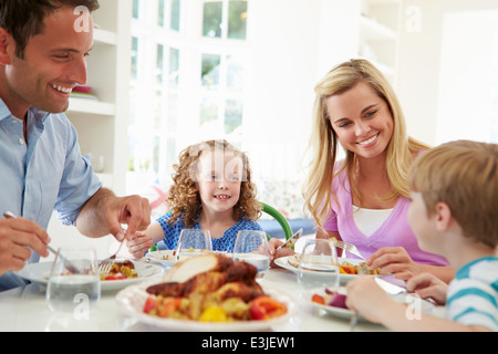 Repas Repas de famille ensemble, à la maison Banque D'Images