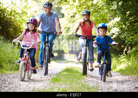 Sur la famille Balade en vélo dans la campagne Banque D'Images