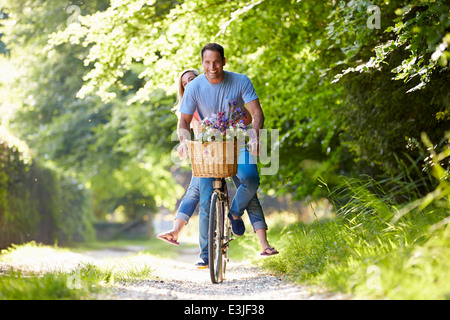 Couple sur Balade en vélo dans la campagne environnante Banque D'Images