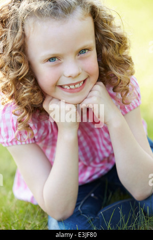 Outdoor Portrait of Young Girl in Countryside Banque D'Images