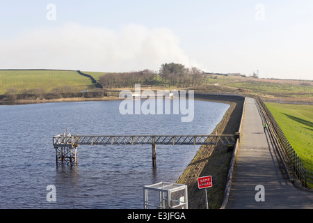 Pont du bras en acier permettant l'accès à la soupape de commande à l'organisation des services publics, réservoir à Belmont, Lancashire. Banque D'Images