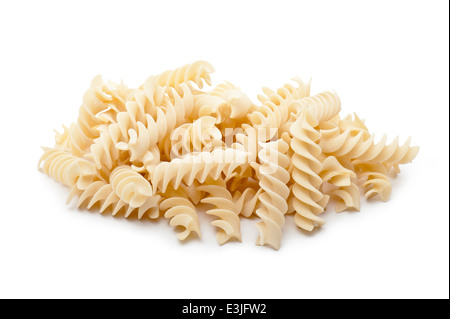 Tas de pâtes crues les fusilli sur fond blanc Banque D'Images