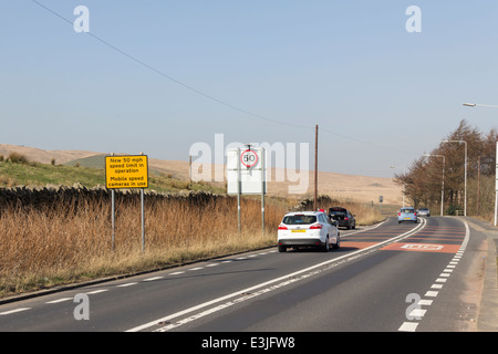 Panneau jaune annonçant une nouvelle limite de vitesse de 50 mi/h sur l'A675, Belmont Belmont Road, Lancashire. Banque D'Images