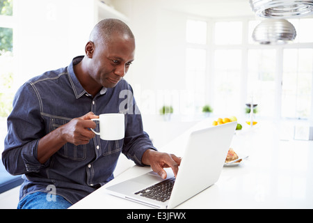 African American Man Using Laptop At Home Banque D'Images