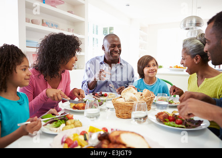 Multi Generation African American Family Eating Meal At Home Banque D'Images