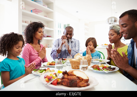 Multi Generation African American Family Praying At Home Banque D'Images