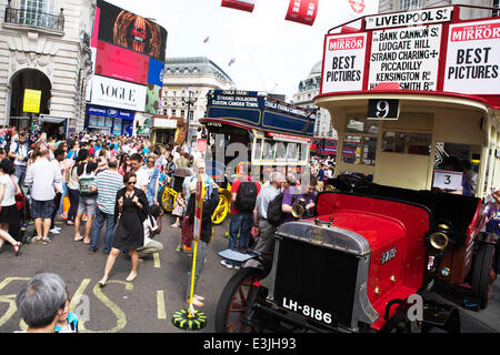 Regent Street, Londres, Royaume-Uni, 22 juin 2014. 2014 est l'année de l'Autobus : Pour célébrer cette, Regent Street est devenu libre circulation et accueilli les bus utilisés à Londres emblématique de 1829 à nos jours. Classic London open top bus. la publicité et des foules de gens. Crédit : Tony Farrugia/Alamy Live News Banque D'Images