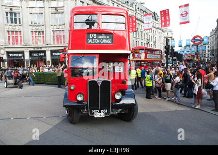 Regent Street, Londres, Royaume-Uni, 22nd juin 2014.2014 est l'année du bus : pour célébrer cela, Regent Street est devenu libre de circulation et a accueilli des bus emblématiques utilisés à Londres de 1829 à nos jours.Le bus RLH61 rouge à impériale de Londres.En service 1952 - 1971.Vieux bus de rue de londres, Banque D'Images