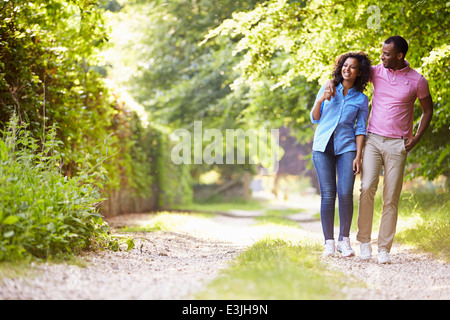 Young African American Couple Walking in Countryside Banque D'Images