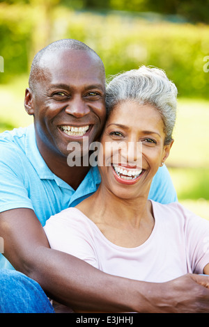 Portrait plein air de couple romantique Banque D'Images