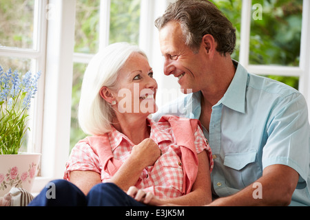 Couple assis sur le siège de fenêtre Ensemble Banque D'Images