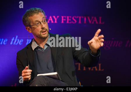 Andy Friteuses Directeur Durabilité intervenant pendant la dans la poursuite d'un événement durable : le cas de la 2012 Hay Festival' à Hay Festival 2014. Hay-on-Wye Powys Pays de Galles UK © Jeff Morgan Banque D'Images