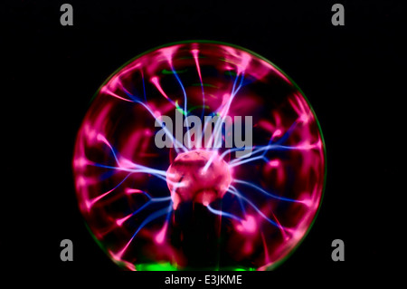 Lumière plasma sur fond noir Banque D'Images