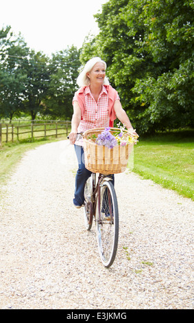 Femme d'Âge Moyen Pays bénéficiant d'Cycle Ride Banque D'Images