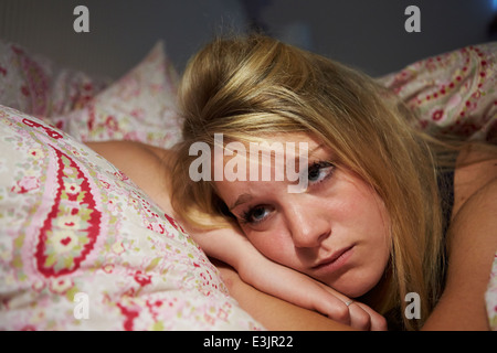 Adolescente éveillée dans son lit de souffrance à l'Insomnie Banque D'Images