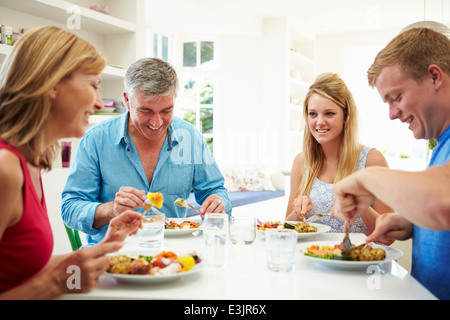 Famille avec adolescents Repas manger ensemble, à la maison Banque D'Images