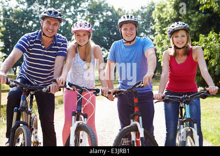 Famille avec adolescents sur Balade en vélo dans la campagne environnante Banque D'Images