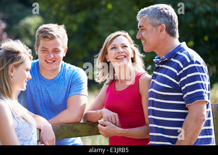 Famille avec adolescents marcher dans la campagne Banque D'Images