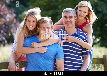 Famille avec adolescents marcher dans la campagne Banque D'Images