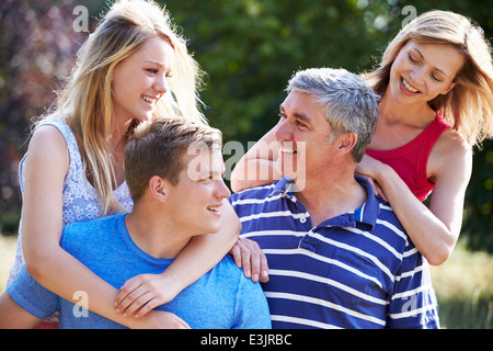 Famille avec adolescents marcher dans la campagne Banque D'Images