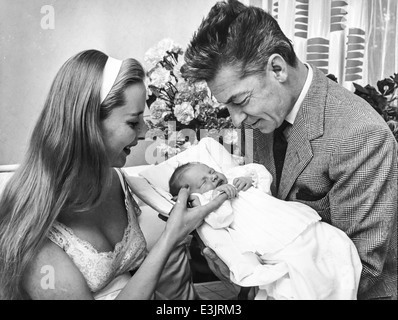 Herbert von Karajan avec son épouse eliette et leur premier enfant,1960 Banque D'Images