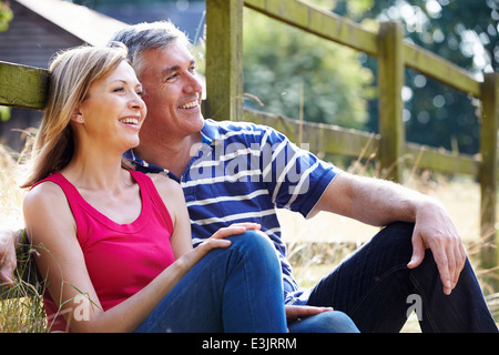 Couple romantique de détente sur Marche En campagne Banque D'Images