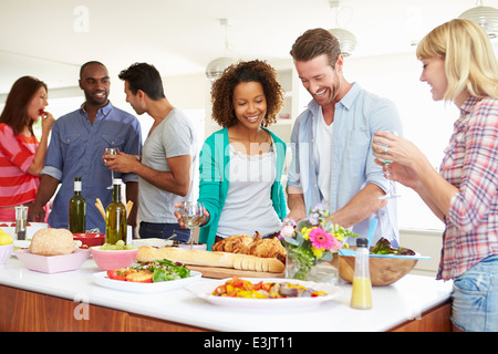 Groupe d'Amis de Dîner de travail à la maison Banque D'Images
