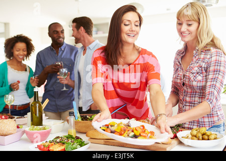 Groupe d'Amis de Dîner de travail à la maison Banque D'Images