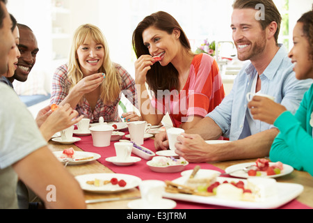 Groupe d'amis ayant le fromage et Dîner Café Banque D'Images