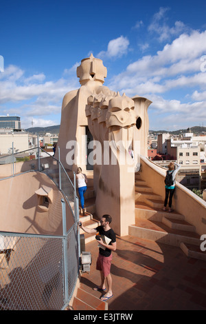 Terrasse de toit cheminées de la sorcière résumé ou La Pedrera Casa Mila, conçu par Antoni Gaudi à Barcelone, Catalogne, Espagne. Banque D'Images