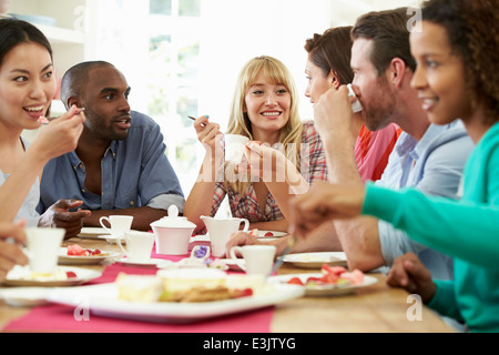 Groupe d'amis ayant le fromage et Dîner Café Banque D'Images