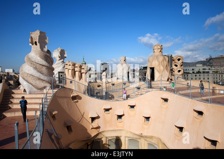 Terrasse de toit cheminées de la sorcière résumé ou La Pedrera Casa Mila, conçu par Antoni Gaudi à Barcelone, Catalogne, Espagne. Banque D'Images