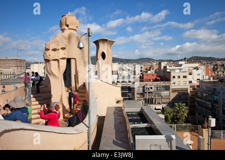 Terrasse de toit cheminées de la sorcière résumé ou La Pedrera Casa Mila, conçu par Antoni Gaudi à Barcelone, Catalogne, Espagne. Banque D'Images