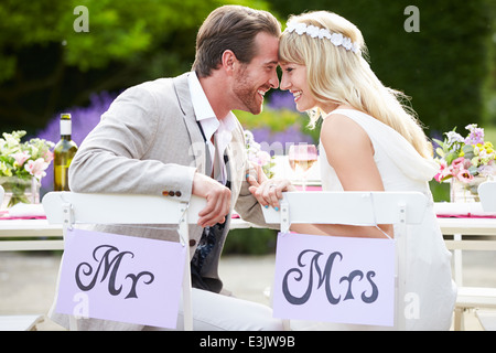 Couple Enjoying Meal At Wedding Reception Banque D'Images