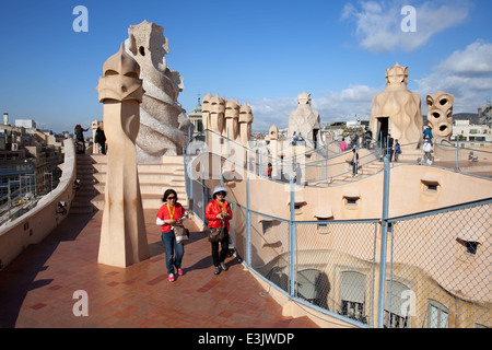 Terrasse de toit cheminées de la sorcière résumé ou La Pedrera Casa Mila, conçu par Antoni Gaudi à Barcelone, Catalogne, Espagne. Banque D'Images