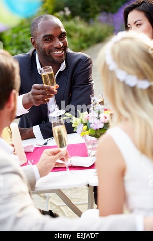 Les amis de proposer de Champagne au mariage Banque D'Images