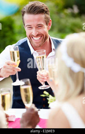 Les amis de proposer de Champagne au mariage Banque D'Images