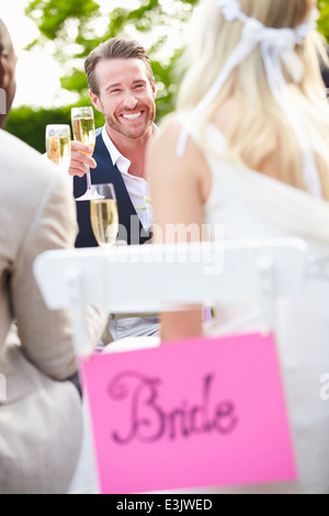 Les amis de proposer de Champagne au mariage Banque D'Images