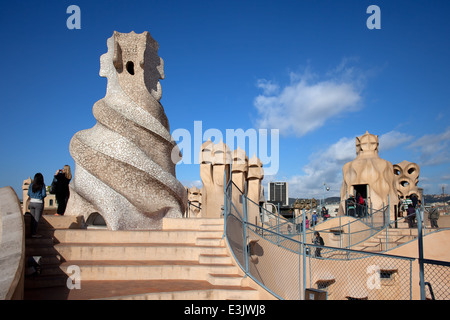 Terrasse de toit cheminées de la sorcière résumé ou La Pedrera Casa Mila, conçu par Antoni Gaudi à Barcelone, Catalogne, Espagne. Banque D'Images