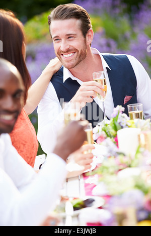 Groupe d'amis Enjoying Outdoor Dinner Party Banque D'Images