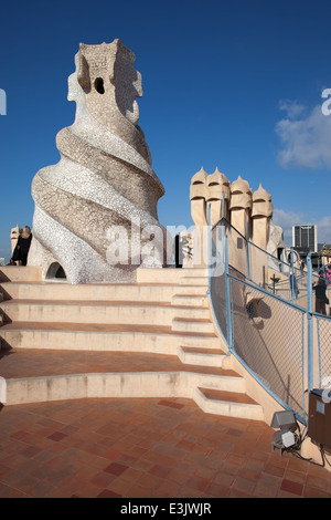 Terrasse de toit cheminées de la sorcière résumé ou La Pedrera Casa Mila, conçu par Antoni Gaudi à Barcelone, Catalogne, Espagne. Banque D'Images