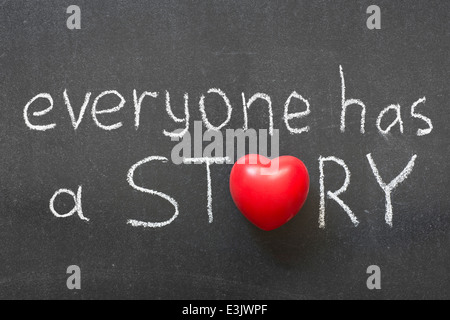 Chacun a une histoire de phrase à la main sur tableau noir avec le symbole de coeur au lieu d'O Banque D'Images
